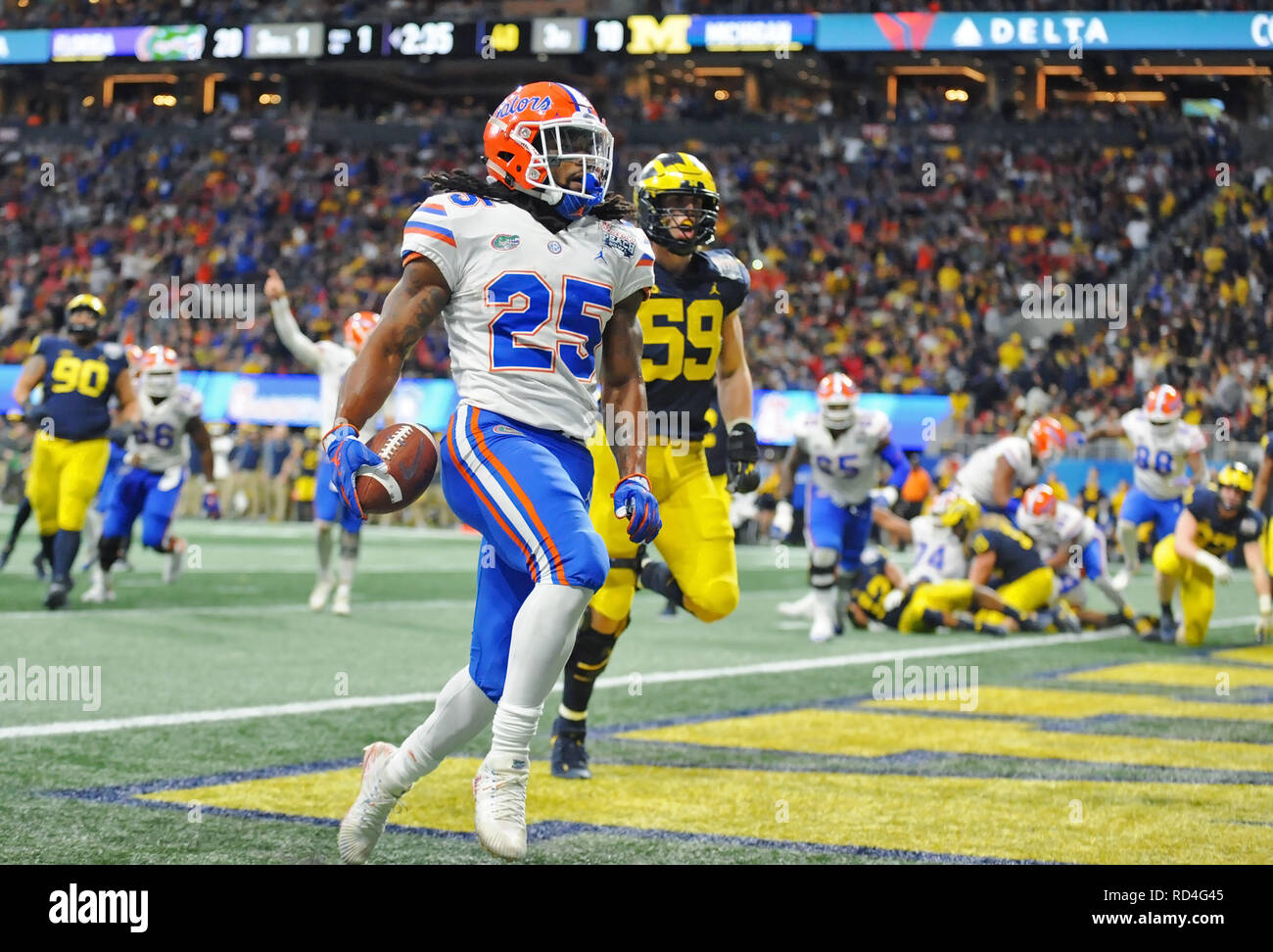 Atlanta, GA, Stati Uniti d'America. 29 Dic, 2018. Florida Gators running back Giordania Scarlett punteggi un terzo trimestre touchdown durante un collegio di NCAA Football gioco contro il Michigan ghiottoni durante il Chic-Fil-una ciotola di pesche al Mercedes-Benz Stadium di Atlanta, GA. Austin McAfee/CSM/Alamy Live News Foto Stock