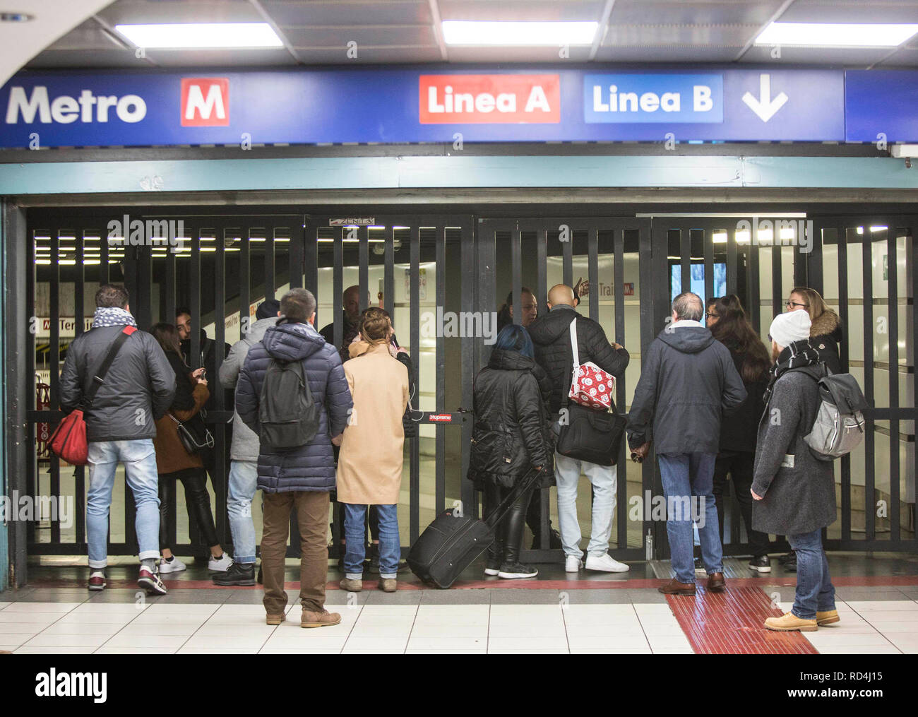 Foto LaPresse - Andrea Panegrossi 17/01/2019 - Roma, Italia. CRONACA Stazione Termini, sciopero dei mezzi pubblici. Metropolitana chiusa foto LaPresse - Andrea Panegrossi 17/01/2019- Roma Stazione Termini, pubblico sciopero dei trasporti Foto Stock