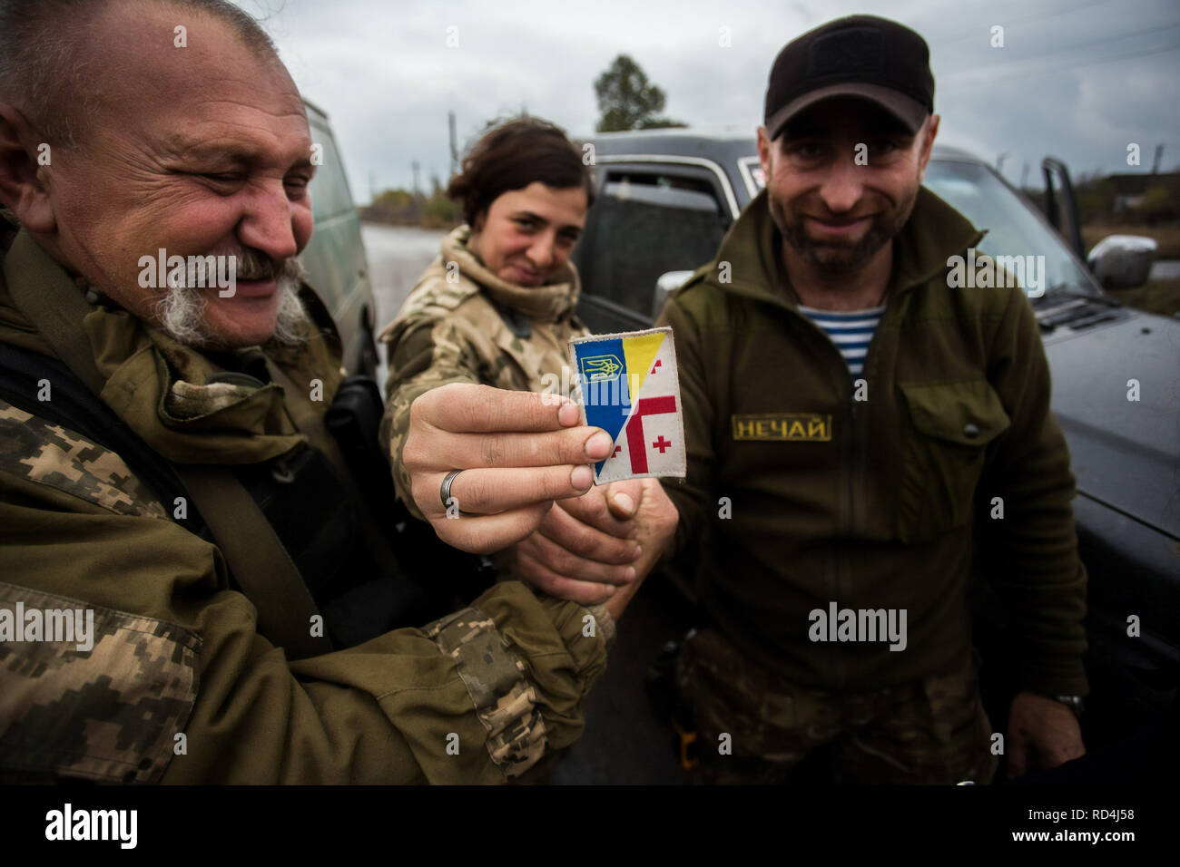 Febbraio 5, 2018 - Nana sta mostrando un'ucraino-bandiera georgiana come un simbolo di un unione contro la Russia. Nana (30 anni).georgiano, soldato del Georgian National Legion, sposato con tre figli.Nana è un soldato professionista. Dal 2008, ella combatte nelle fila del ben noto Georgian National Legion, che sostiene la libertà e indipendenza della Georgia e dell' Ucraina . Fin dall'inizio del conflitto militare in Oriente di Ucraina, il Georgian National Legion è stato il rendering di assistenza attiva in Ucraina nella lotta contro l'aggressione russa. Nana difende l'integrità Foto Stock