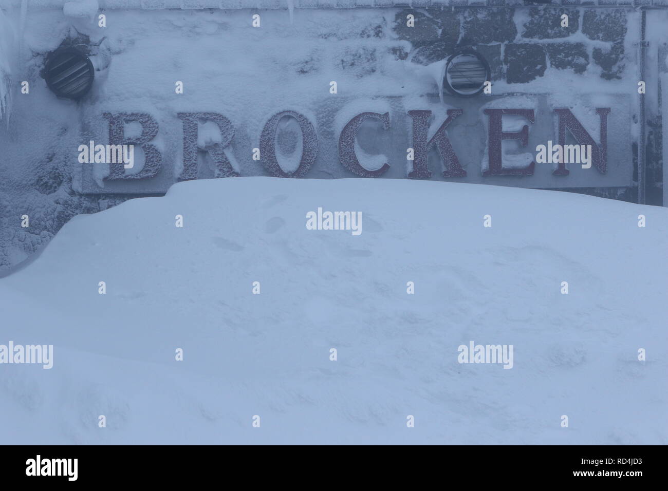 Schierke, Germania. Xvii gen, 2019. Un sacco di neve che si accumula nella parte anteriore di un segno all'Brockenbahnhof. Credito: Matthias Bein/dpa-Zentralbild/dpa/Alamy Live News Foto Stock