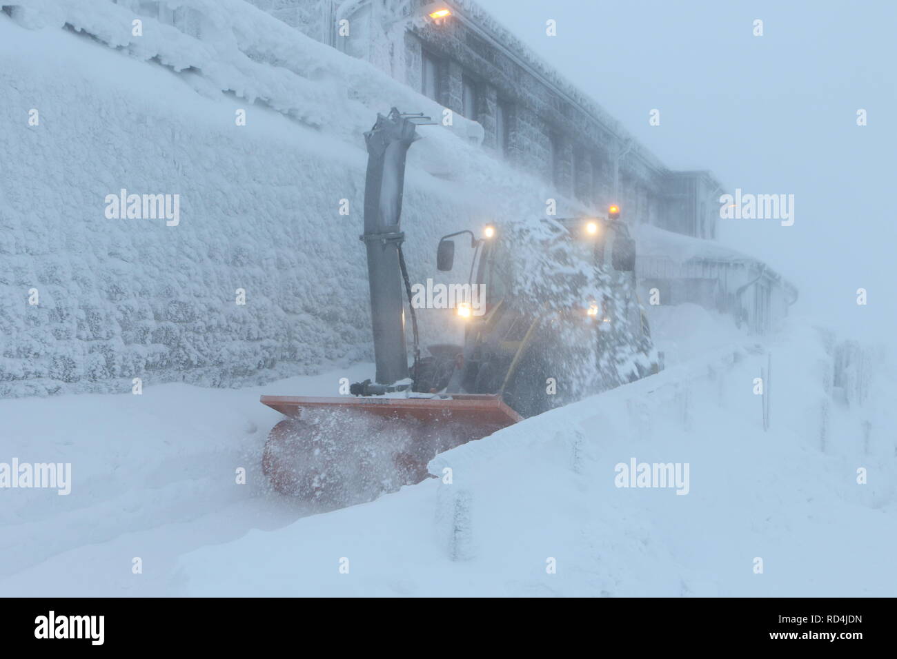 Schierke, Germania. Xvii gen, 2019. In freddo gelido, uno spazzaneve a turbina cancella la neve da sentieri a Brockenbahnhof. Credito: Matthias Bein/dpa-Zentralbild/dpa/Alamy Live News Foto Stock