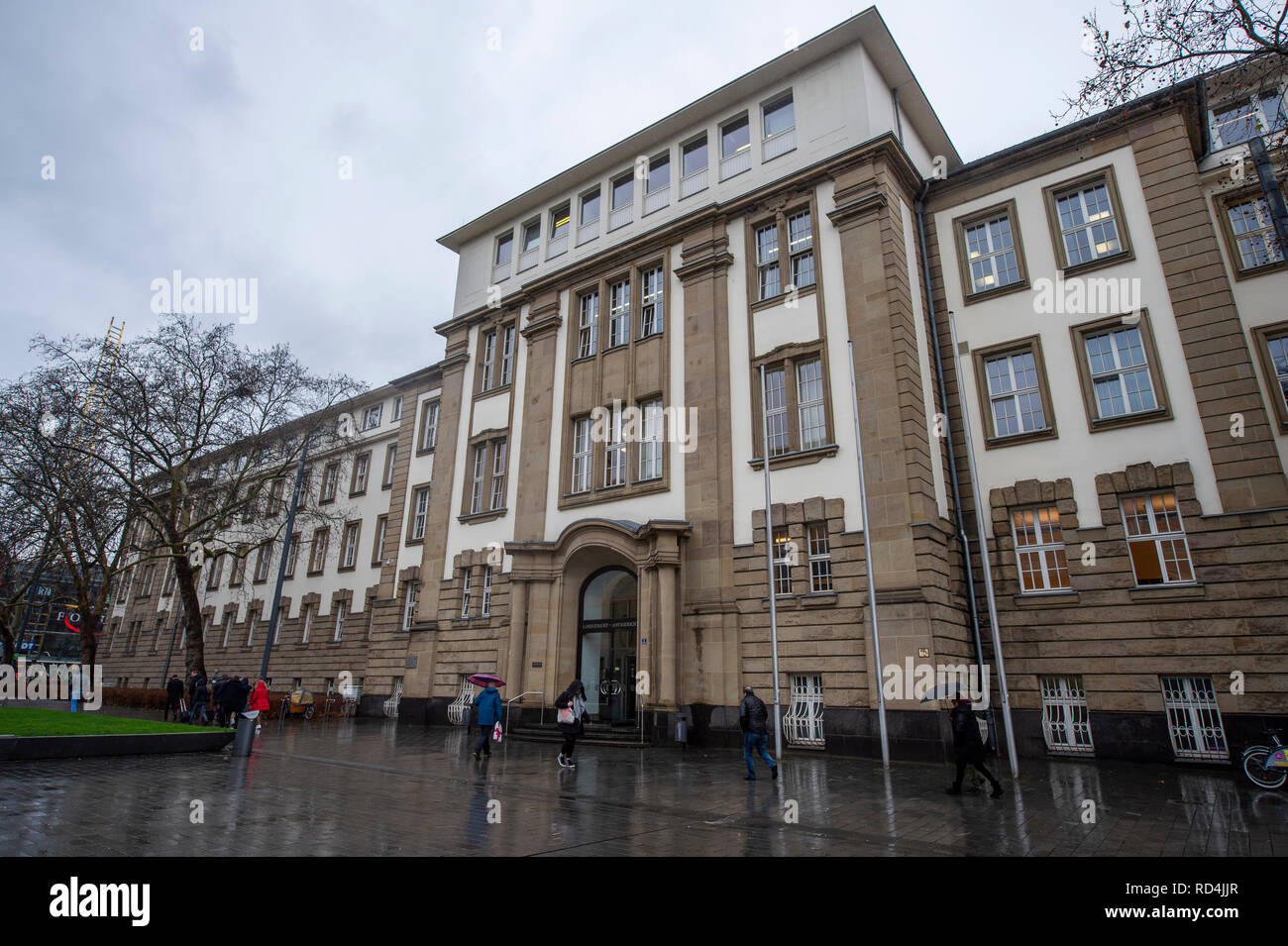 Duisburg, Germania. Xvii gen, 2019. Il quartiere e la Corte locale di Duisburg. Quattro giovani che hanno assalito e ferito gravemente un 17-anno-vecchia ragazza con coltelli a Duisburg nel settembre 2018 sono accusati di tentato omicidio. La ragazza è stata cinque mesi di gravidanza da uno dei convenuti. Credito: Christophe Gateau/dpa/Alamy Live News Foto Stock