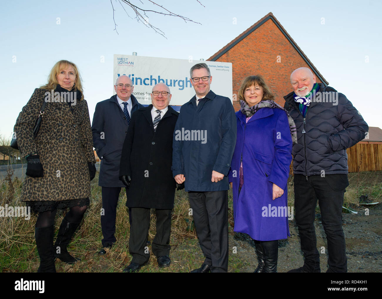 Winchburgh, West Lothian UK - 17 gennaio 2019. Il segretario delle finanze Derek Mackay incontra gli sviluppatori, West Lothian Consiglio e le altre parti interessate presso il Villaggio Winchburgh sito. Più di 3 mila nuove case nonché la relativa infrastruttura, aree comunitarie e le scuole sono ad essere costruito in Winchburgh, West Lothian - creazione di uno del Regno Unito è più grande di alloggiamento legati a progetti di infrastrutture. Credito: Colin Fisher/Alamy Live News Foto Stock