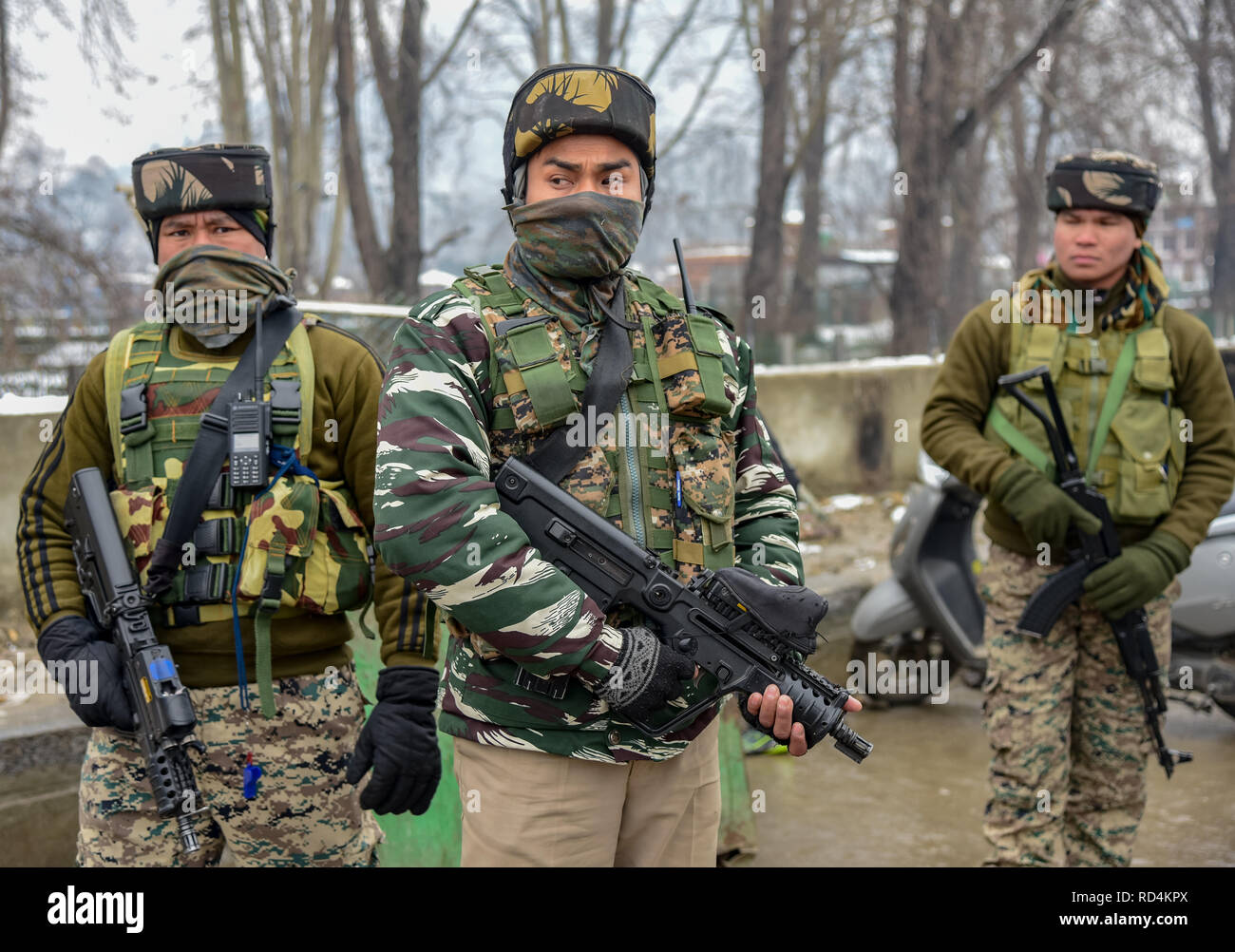 Gennaio 17, 2019 - Srinagar, Jammu e Kashmir India - esercito indiano-gli uomini sono visto in piedi in guardia vicino al sito di esplosione in Srinagar.Secondo la polizia, almeno cinque membri delle forze di governo sono stati feriti il giovedì in una granata esplosione ha accusato i ribelli lottano contro regola indiano in indiano-Kashmir controllata principale della città. Credito: Idrees Abbas SOPA/images/ZUMA filo/Alamy Live News Foto Stock