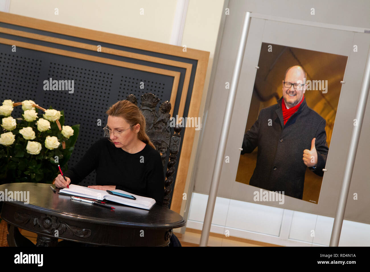 Gdansk, Polonia. Xvii gen, 2019. La tristezza e il dolore sono evidente ovunque sulle strade di Danzica. Il sindaco di Danzica è commemorato da parte di tutti i residenti. Credito: Slawomir Kowalewski/Alamy Live News Foto Stock