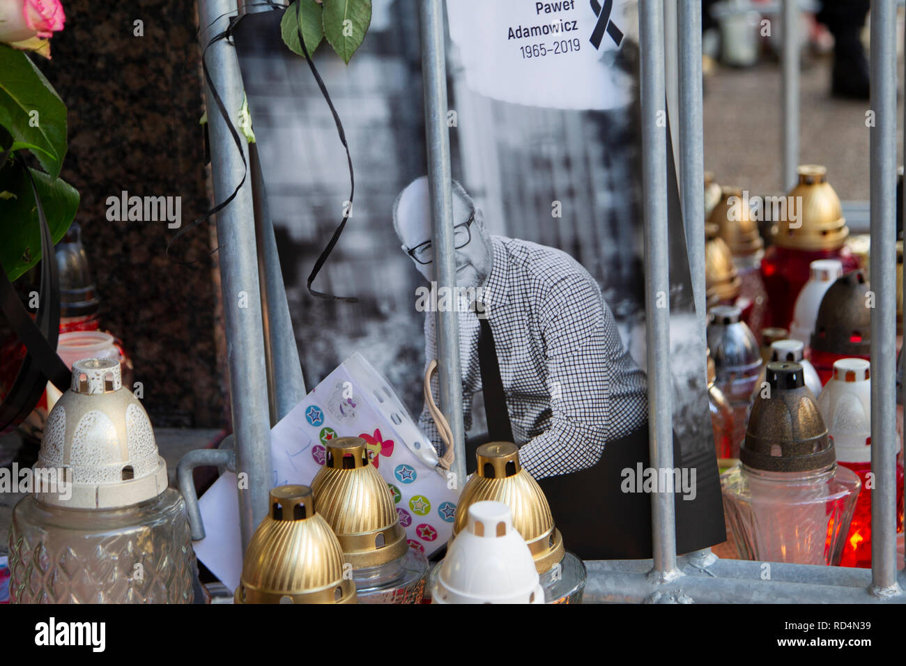 Gdansk, Polonia. Xvii gen, 2019. La tristezza e il dolore sono evidente ovunque sulle strade di Danzica. Il sindaco di Danzica è commemorato da parte di tutti i residenti. Credito: Slawomir Kowalewski/Alamy Live News Foto Stock