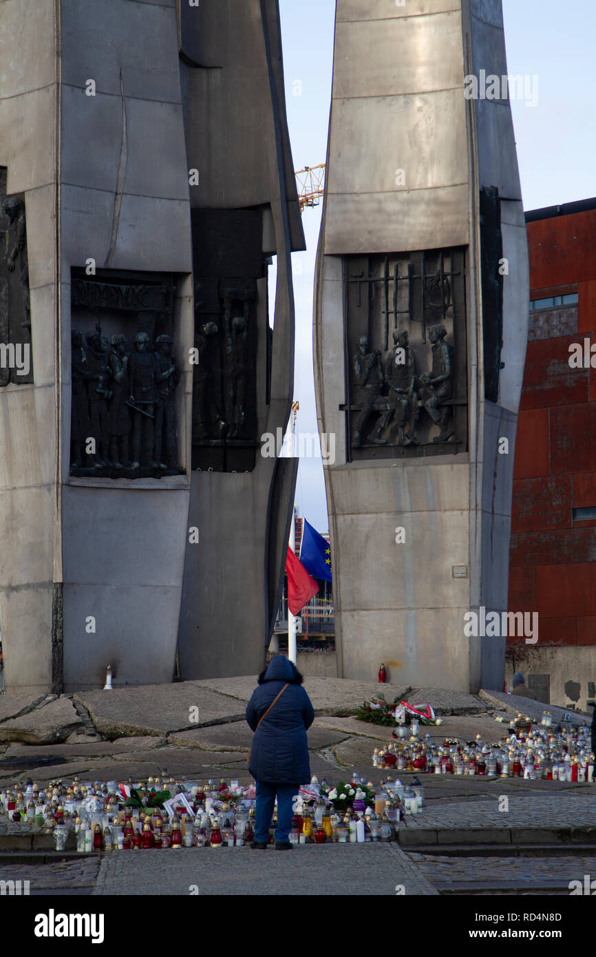 Gdansk, Polonia. Xvii gen, 2019. La tristezza e il dolore sono evidente ovunque sulle strade di Danzica. Il sindaco di Danzica è commemorato da parte di tutti i residenti. Credito: Slawomir Kowalewski/Alamy Live News Foto Stock