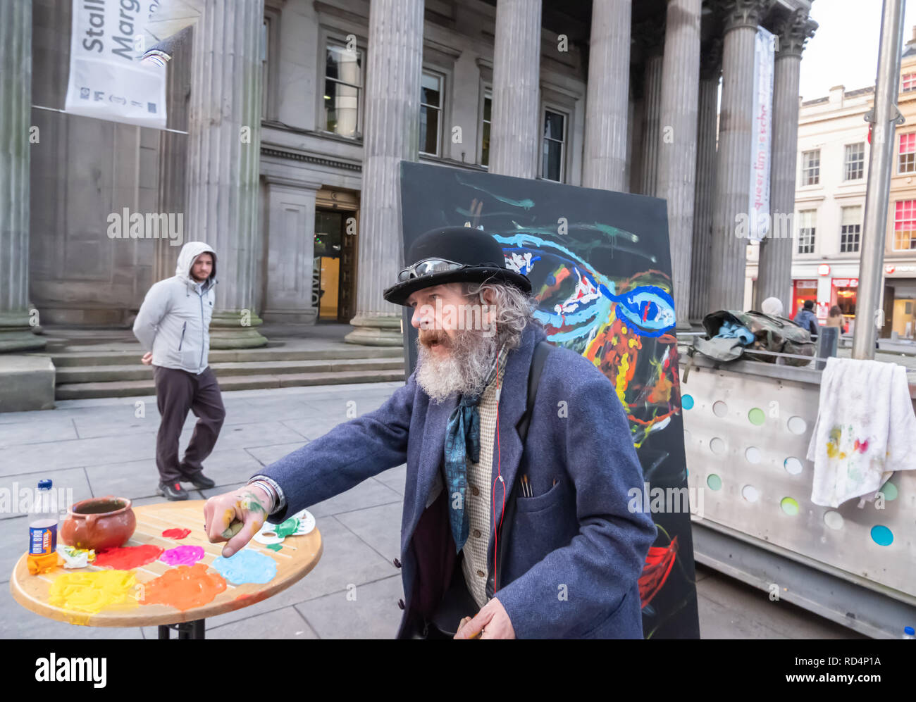 Glasgow, Scotland, Regno Unito. Il 17 gennaio, 2019. L'artista Frankie Patrick Robertson pittura al di fuori della Galleria di Arte Moderna (GOMA). Credito: Berretto Alamy/Live News Foto Stock