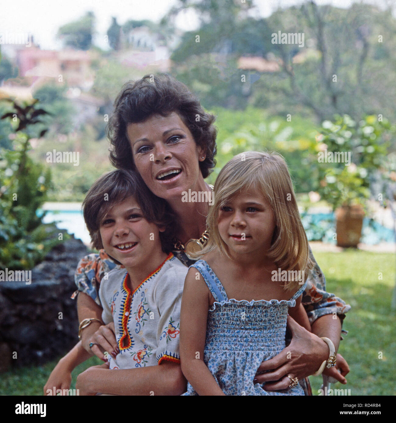 Prinzessin Maria Beatrice von Savoyen mit den beiden Kindern Raffaelo und Assea in Cuernavaca, Mexiko 1979. La principessa Maria Beatrice di Savoia con i suoi figli e Raffaelo Assea a Cuernavaca, Messico 1979. Foto Stock