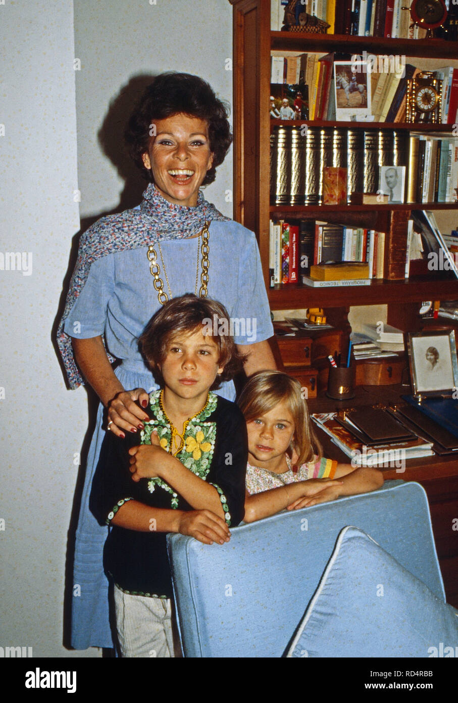 Prinzessin Maria Beatrice von Savoyen mit den beiden Kindern Raffaelo und Assea in Cuernavaca, Mexiko 1979. La principessa Maria Beatrice di Savoia con i suoi figli e Raffaelo Assea a Cuernavaca, Messico 1979. Foto Stock