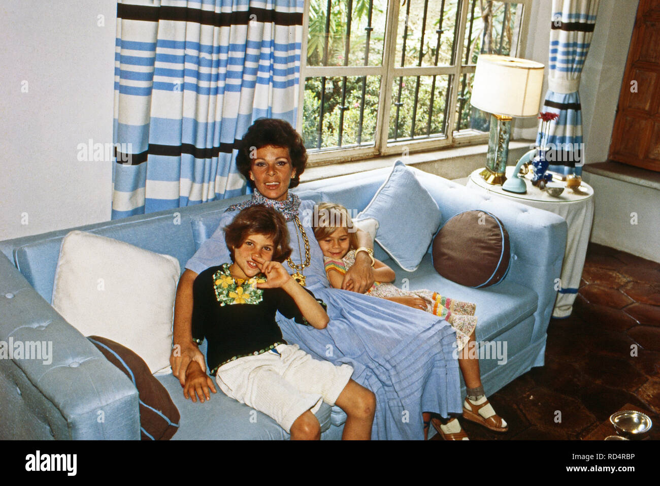 Prinzessin Maria Beatrice von Savoyen mit den beiden Kindern Raffaelo und Assea in Cuernavaca, Mexiko 1979. La principessa Maria Beatrice di Savoia con i suoi figli e Raffaelo Assea a Cuernavaca, Messico 1979. Foto Stock