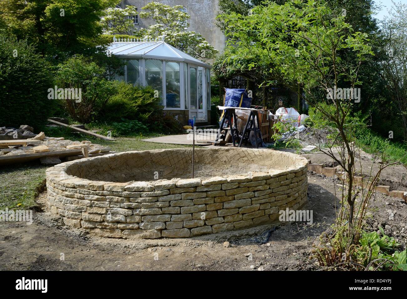 Parzialmente costruito stagno giardino, Wiltshire, Regno Unito, maggio. Foto Stock