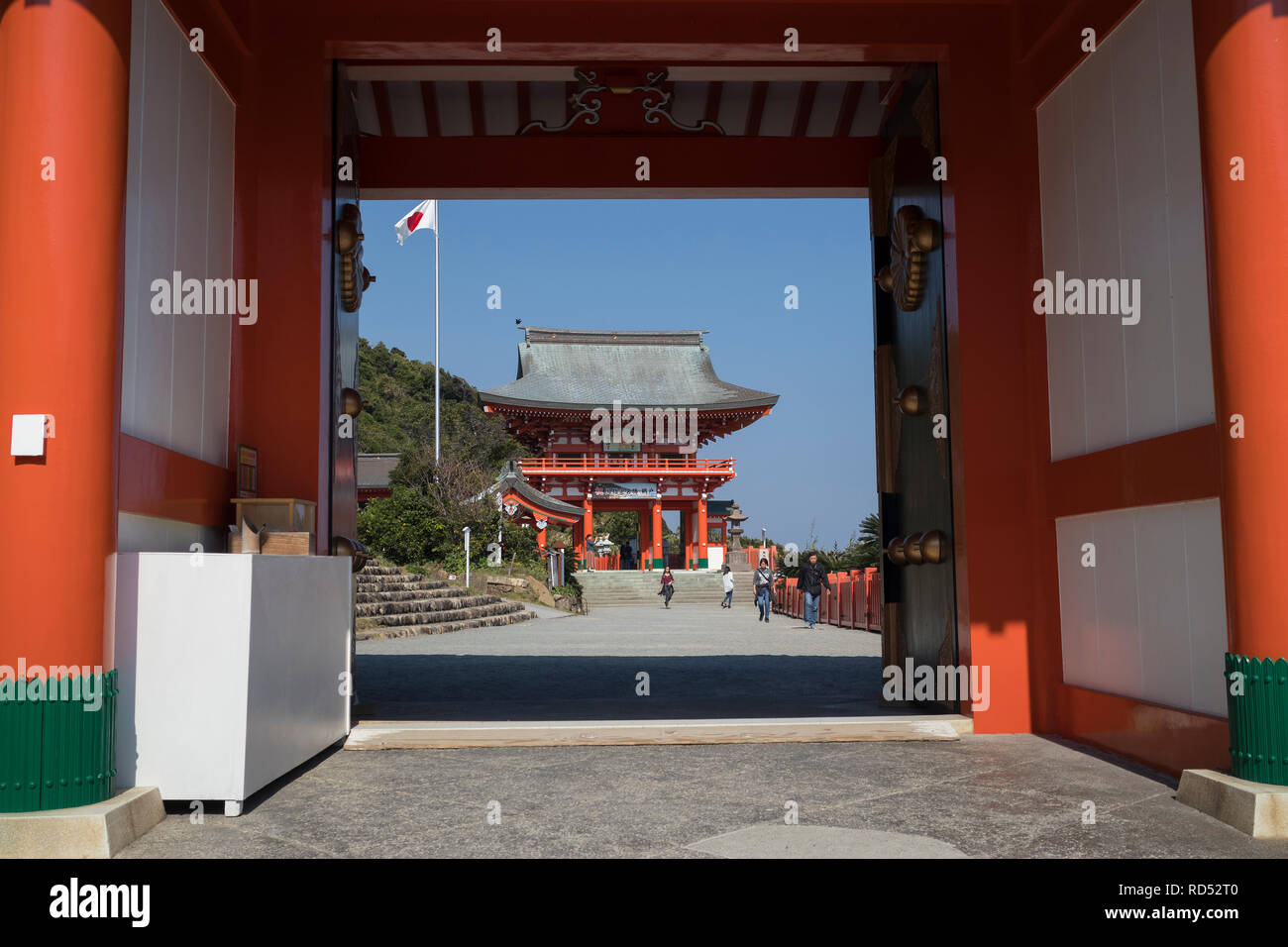 Miyazaki, Giappone - 6 Novembre 2018: porta al Santuario Udo, situato sulla Nichinan costa a sud della città di Miyazaki Foto Stock