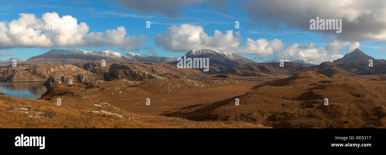 Panorama delle montagne di Sutherland, a nord-ovest della Scozia Foto Stock