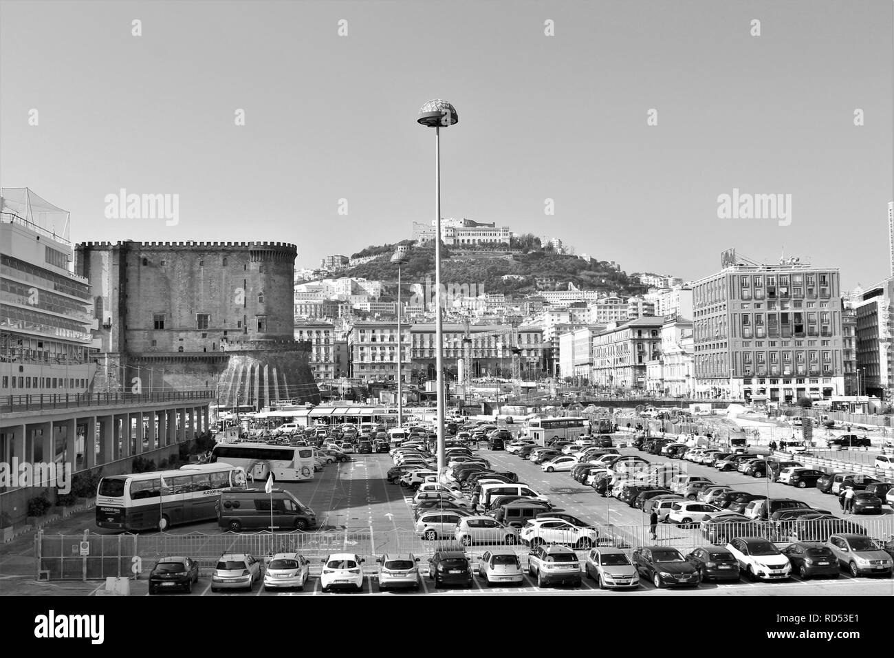 Napoli, Italia - 23 Ottobre 2018: Pomeriggio Vista del trafficato porto e città di Napoli. Foto Stock