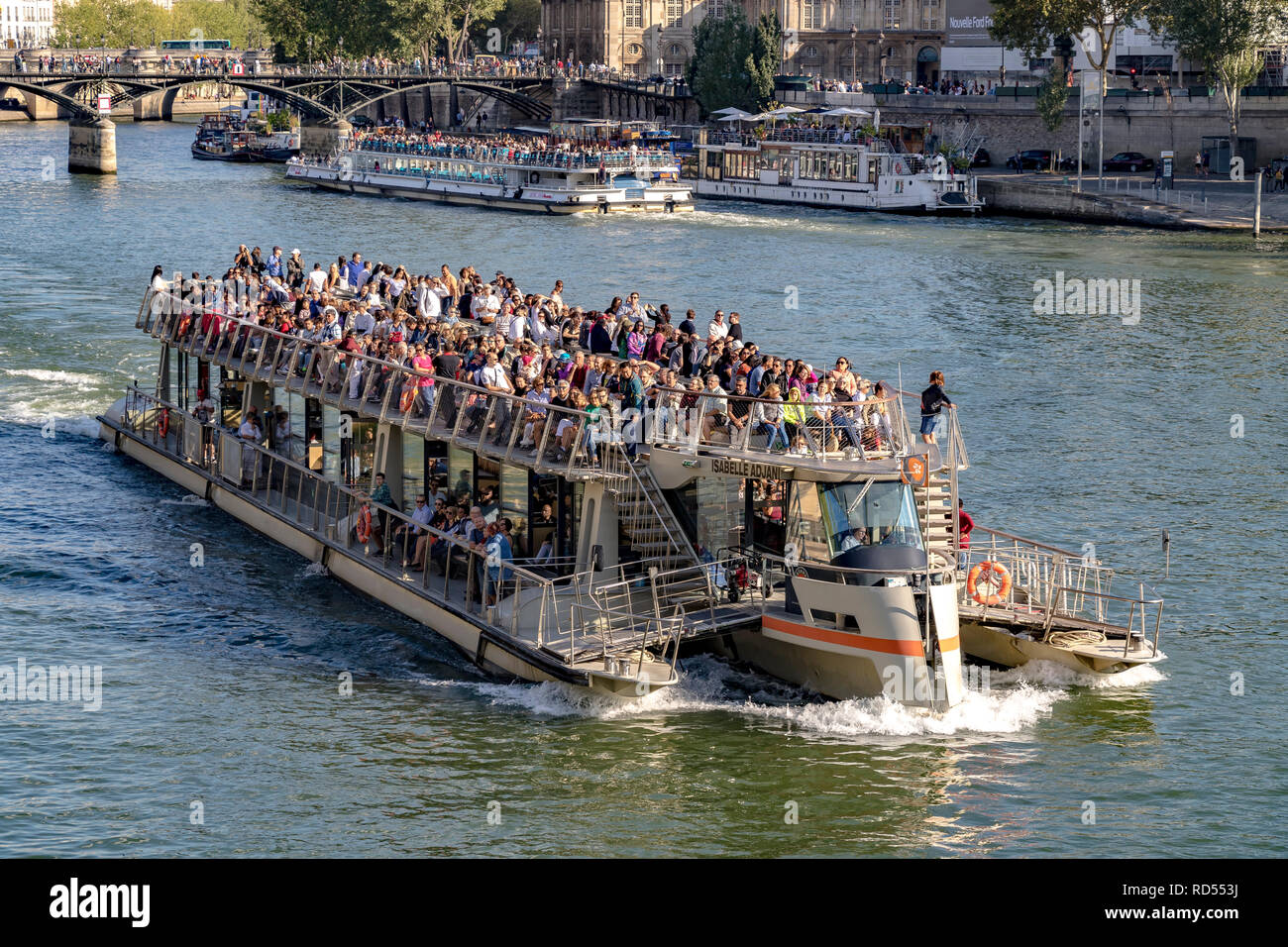 Le imbarcazioni turistiche imballato con i visitatori e i turisti di ammirare le attrazioni turistiche di Parigi dal fiume Senna .Paris Foto Stock