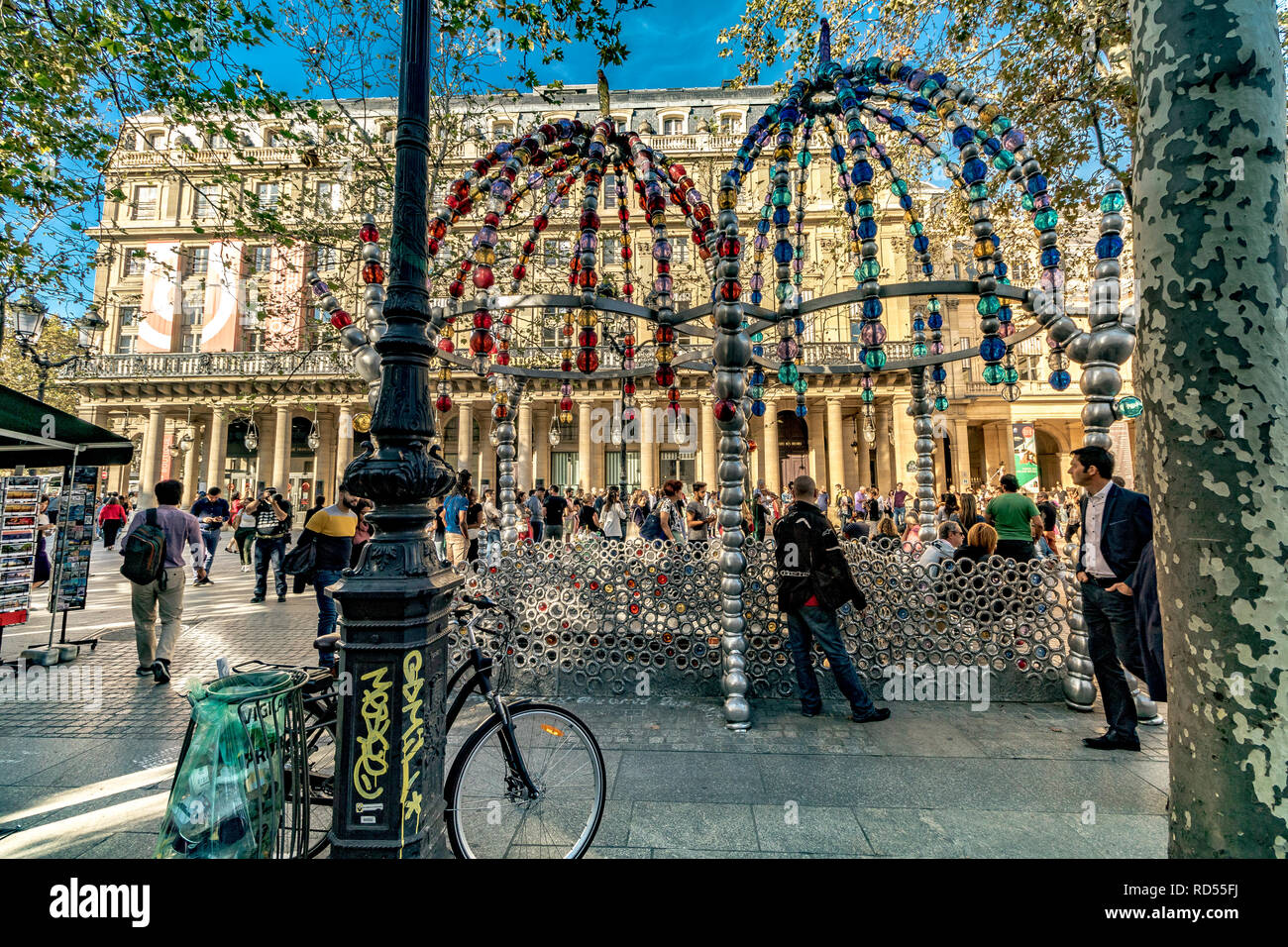 La colorata Cuploa o arcata di fatto costituito da perline di vetro all'ingresso al Palais Royal - Musée du Louvre stazione metro a Place Colette ,Parigi Foto Stock