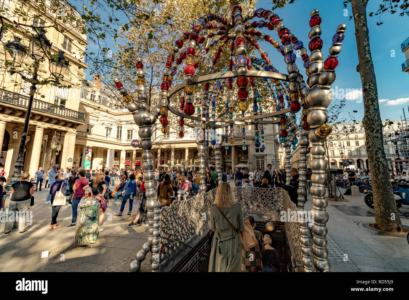 La colorata Cuploa o arcata di fatto costituito da perline di vetro all'ingresso al Palais Royal - Musée du Louvre stazione metro a Place Colette ,Parigi Foto Stock