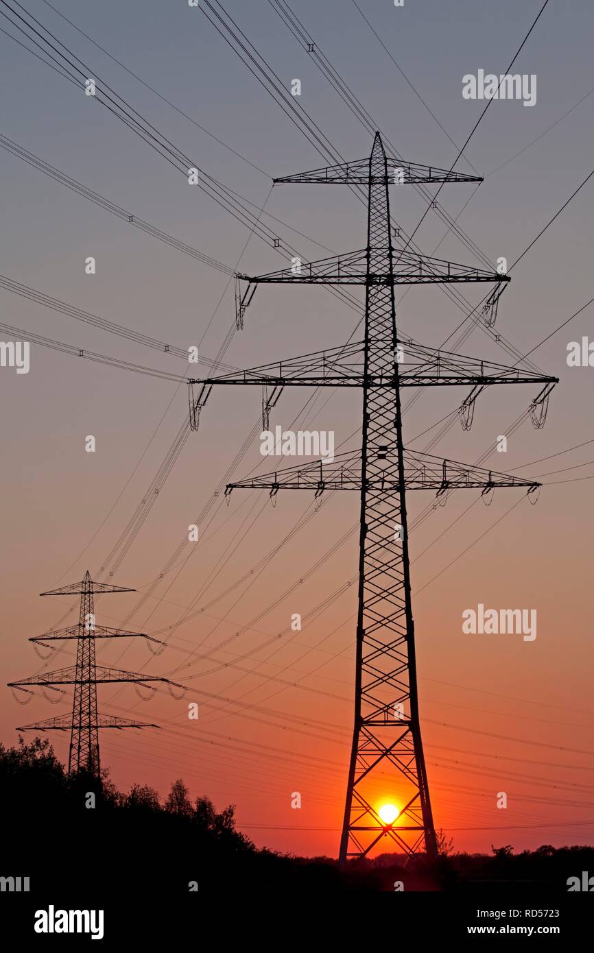 Tramonto dietro un pilone di potenza, Lueneburg, Bassa Sassonia Foto Stock