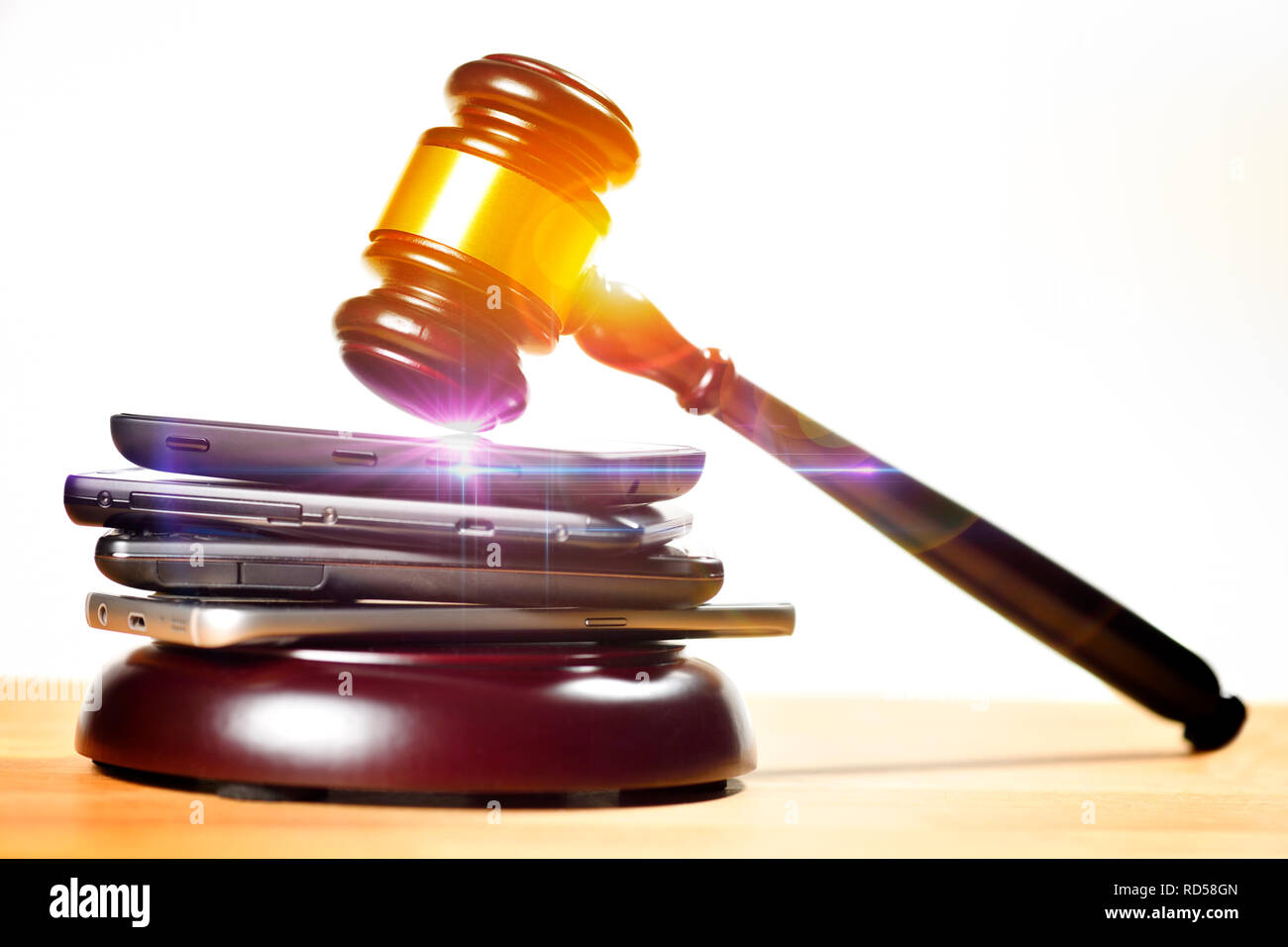 Smartphone e martello, 5G asta delle frequenze Foto Stock