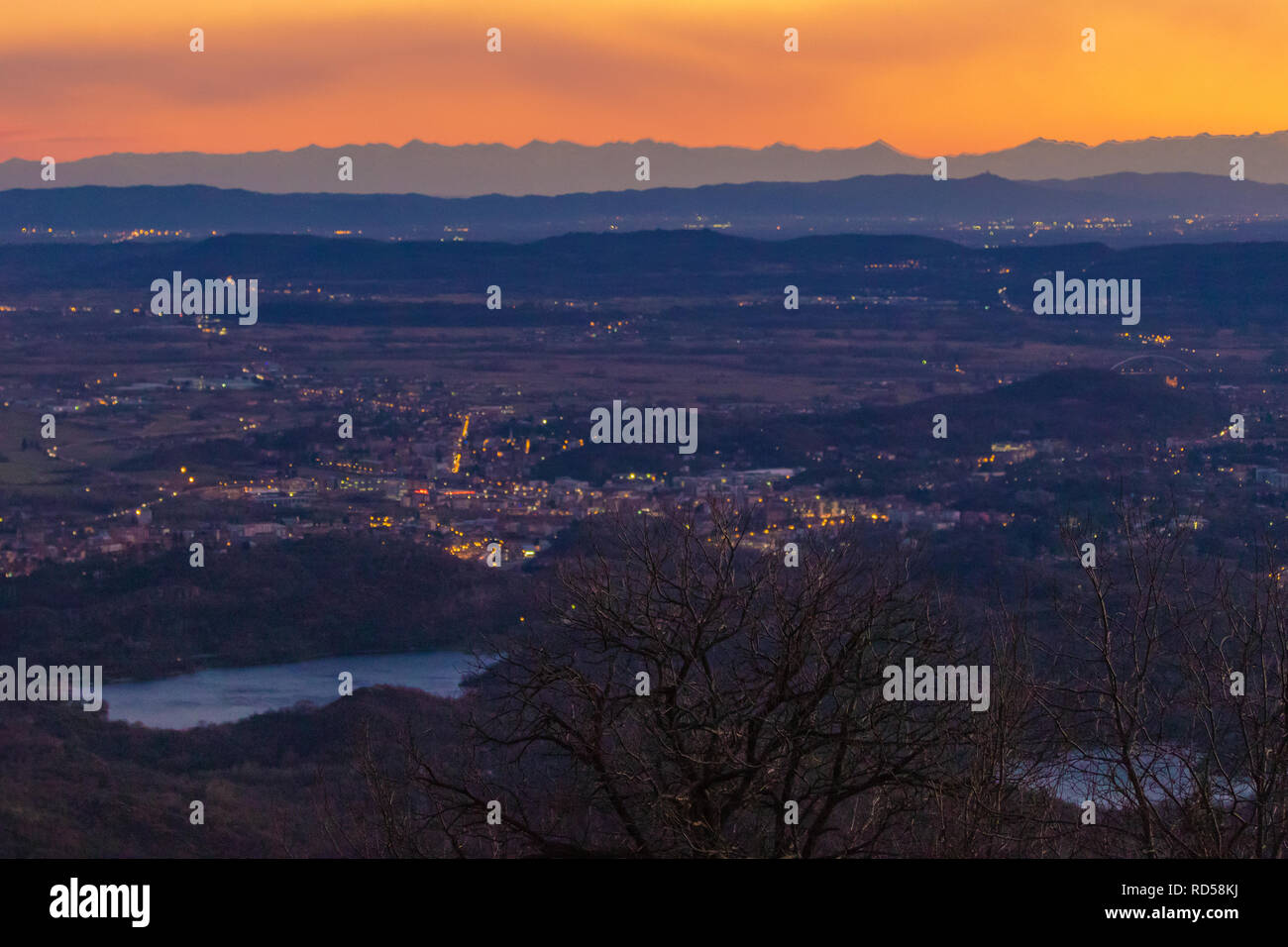 Autunno vista al tramonto verso Torino da Andrate in Piemonte, Regione Piemonte Italia Foto Stock