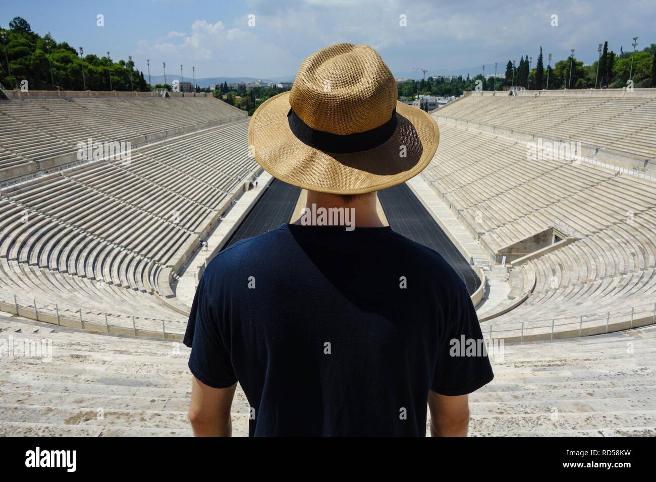 Guardando lo stadio Panathenaic in un cappello di paglia, Atene, Grecia Foto Stock