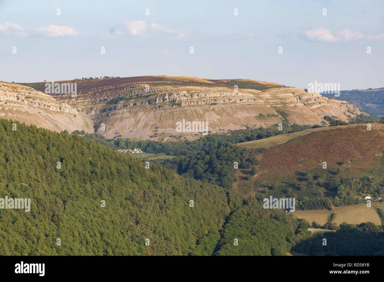 Vale of Llangollen guardando verso la scarpata Eglwyseg dal ferro di cavallo Pass Llangollen in Denbighshire Foto Stock