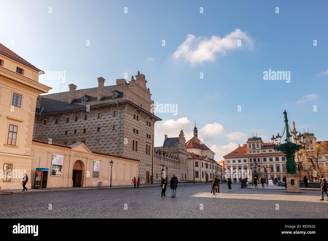 La zona del Castello di Praga con la splendida costruzione rinascimentale del Palazzo Schwarzenberg. Foto Stock