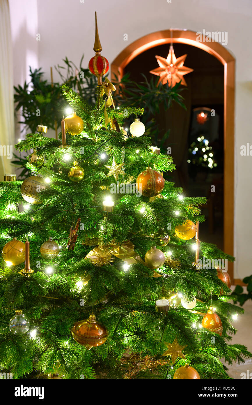 Weihnachtsbaum schmucken immagini e fotografie stock ad alta