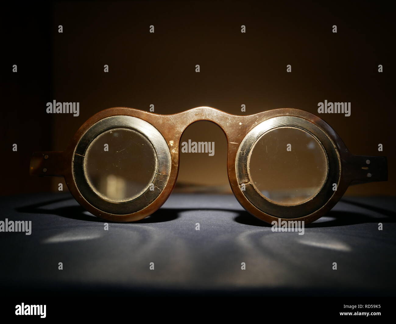 Una coppia di vintage guscio di tartaruga occhiali sul display in un arte di installazione nel centro di Londra. Foto Stock