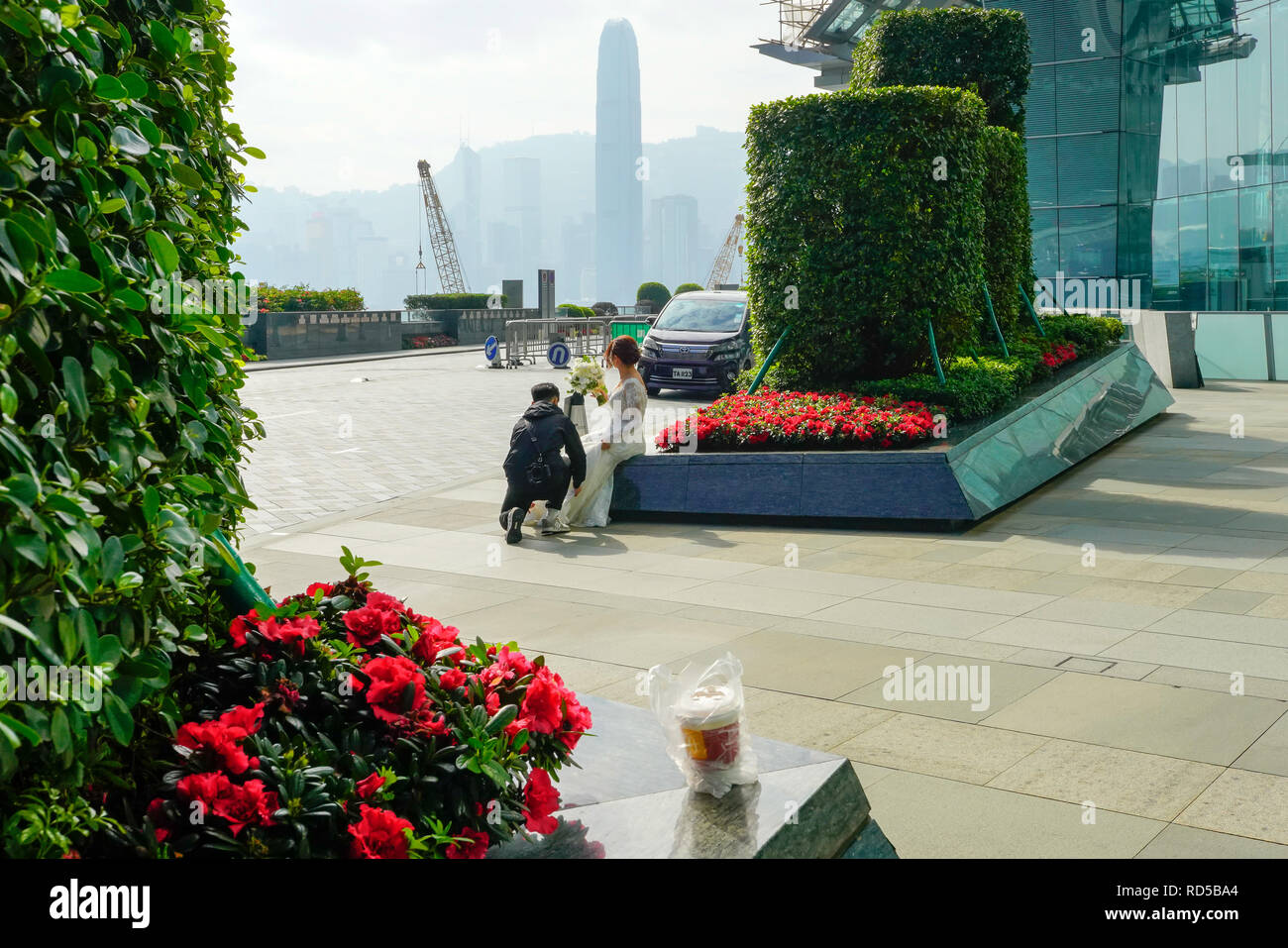 Fotografo fotografare la coppia del giorno di nozze presso la Union Square al di fuori del Ritz Carlton di Hong Kong, Cina. Foto Stock