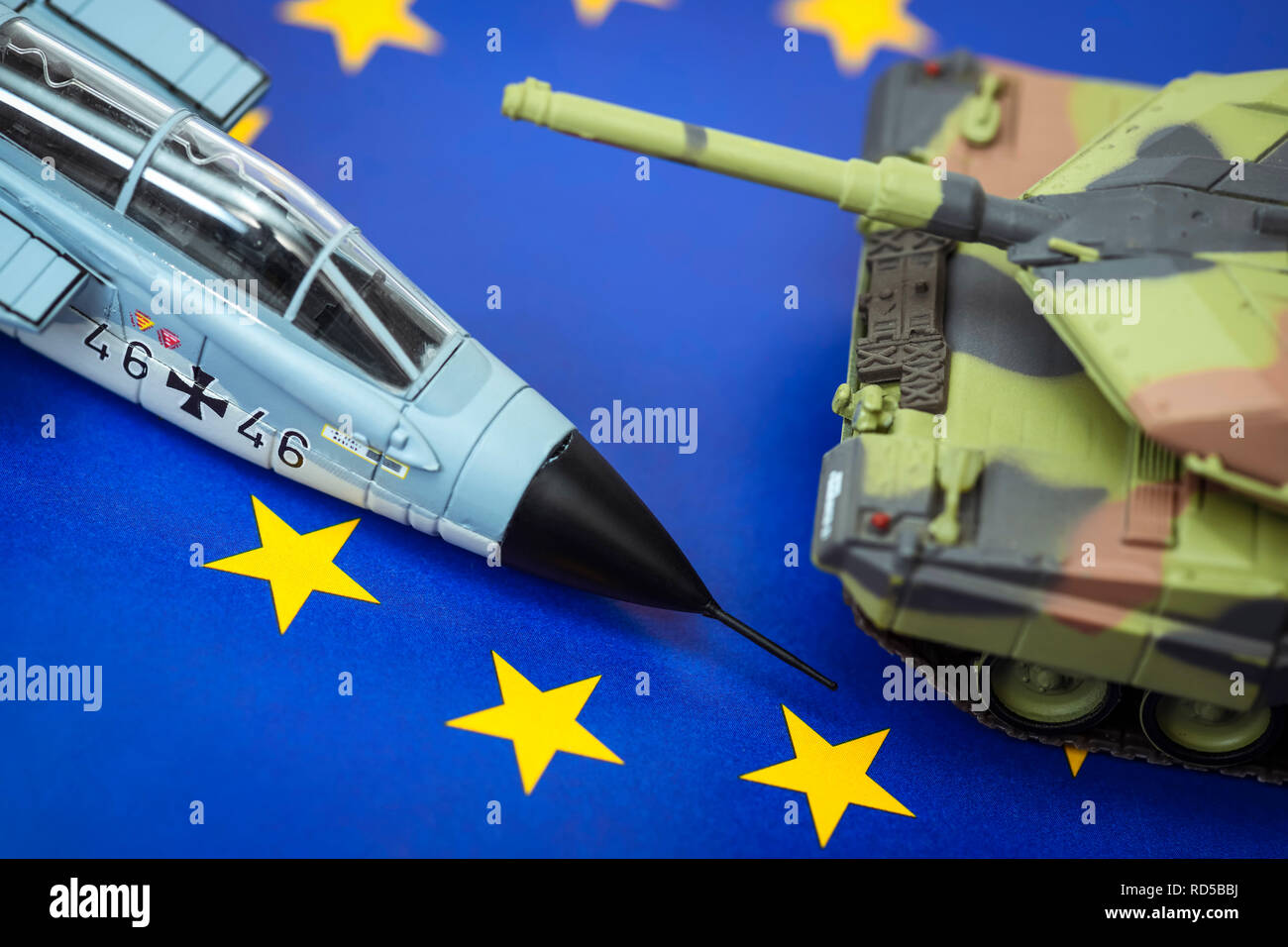 Serbatoio in miniatura e jet militare sulla bandiera UE, foto simbolico per un esercito europeo, Miniaturpanzer und Militärjet auf UE-Fahne, Symbolfoto für eine europä Foto Stock