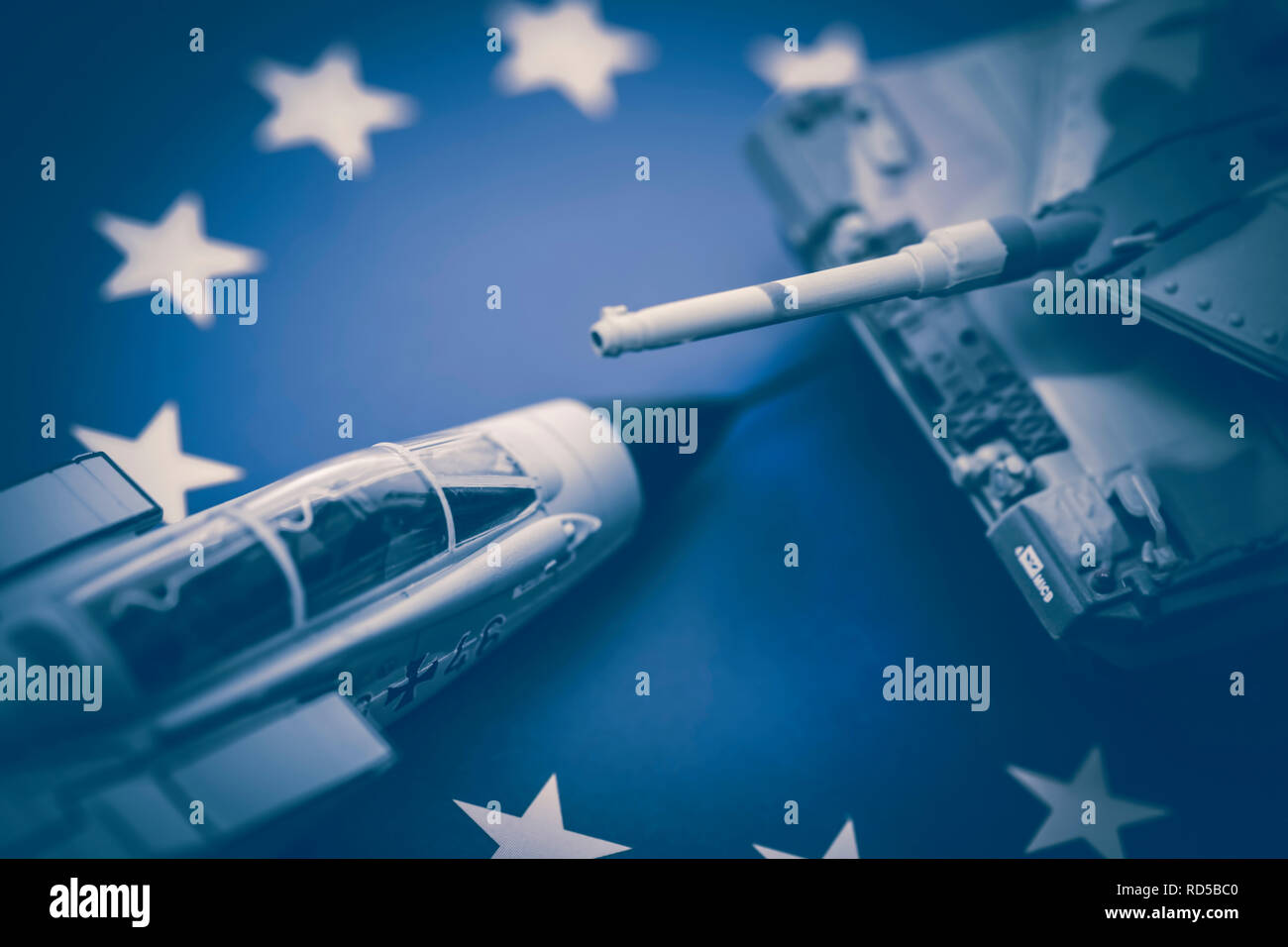 Serbatoio in miniatura e jet militare sulla bandiera UE, foto simbolico per un esercito europeo, Miniaturpanzer und Militärjet auf UE-Fahne, Symbolfoto für eine europä Foto Stock