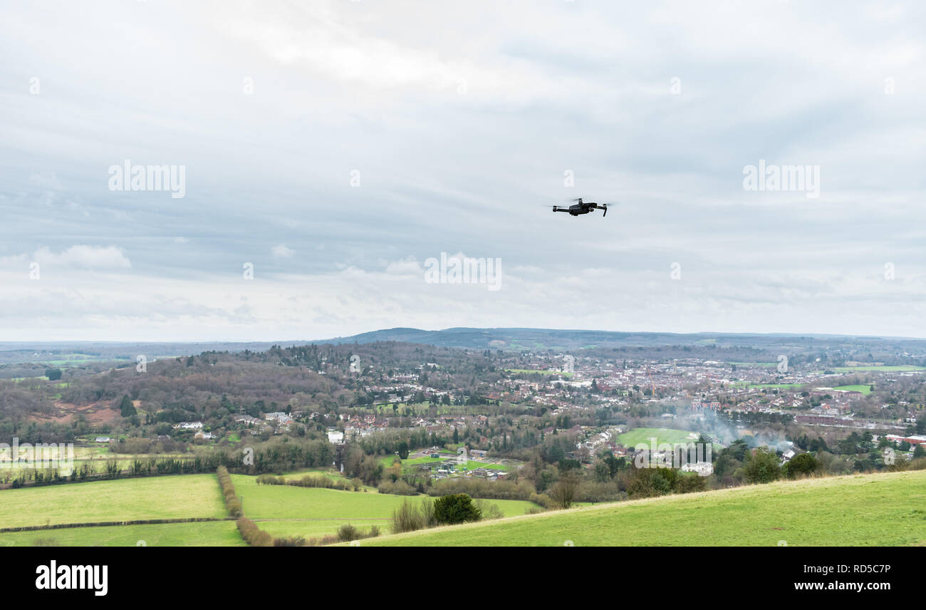 Drone volando sopra la vista da Box Hill nelle colline del Surrey, Inghilterra, Regno Unito su un nuvoloso giorno d'inverno. Sullo sfondo si estende a Leith Hill da Dorking Foto Stock
