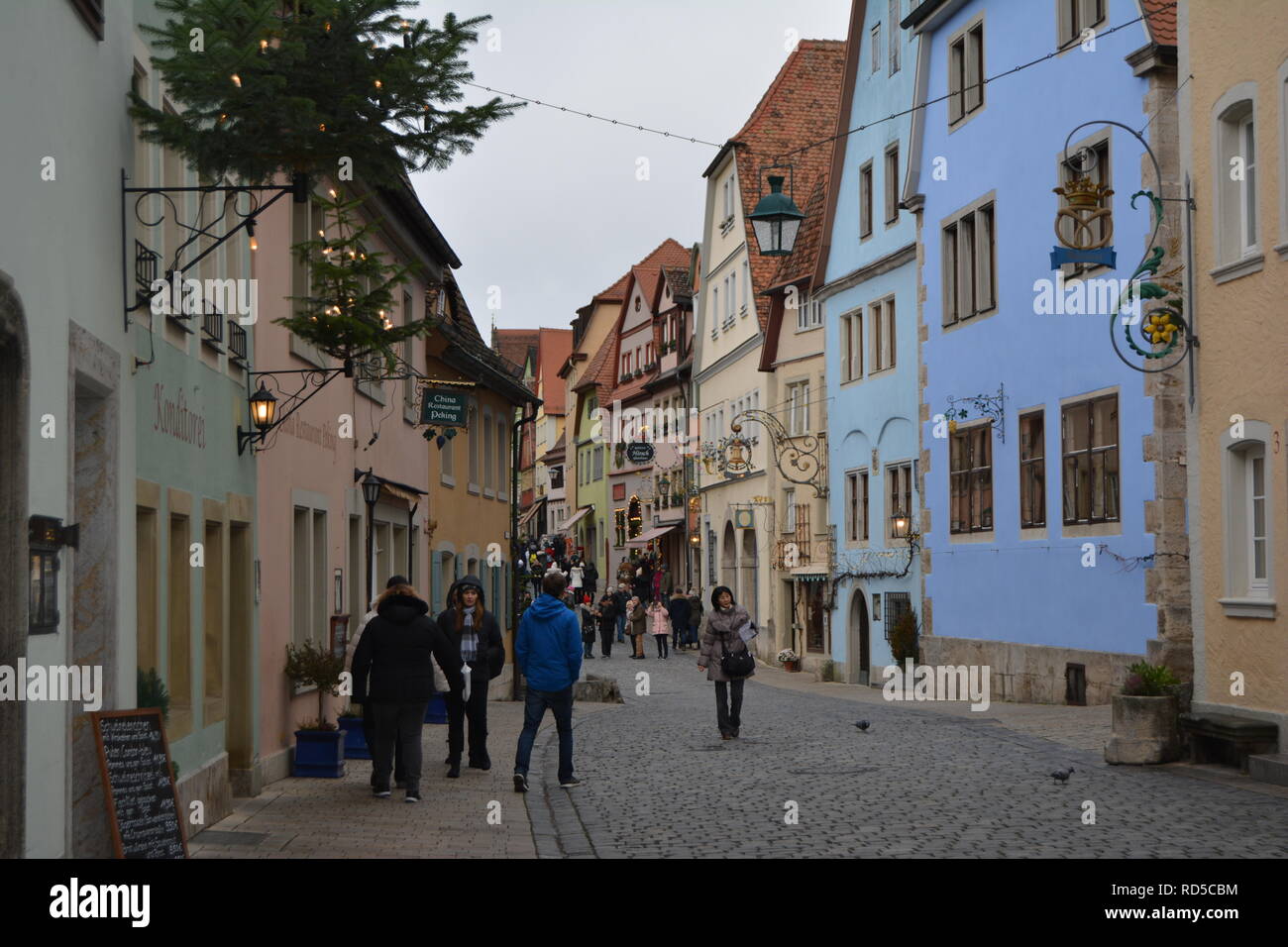 Le pittoresche strade di Rothenburg ob der Tauber il Natale. Germania. Foto Stock