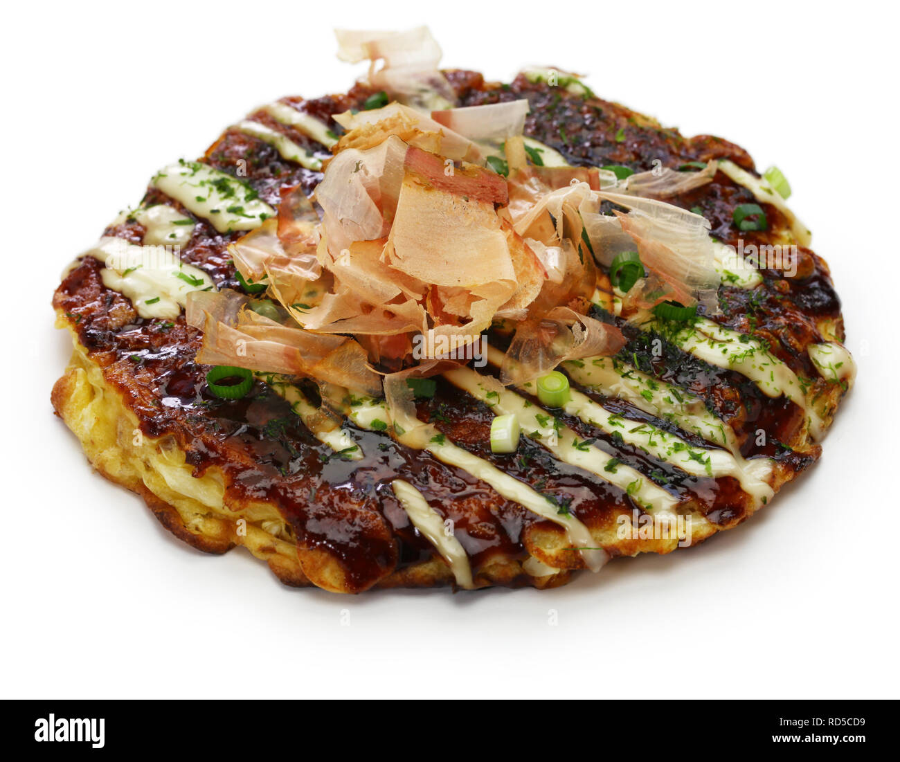 Okonomiyaki giapponese è un gustosi pancake contenenti una varietà di ingredienti. Foto Stock