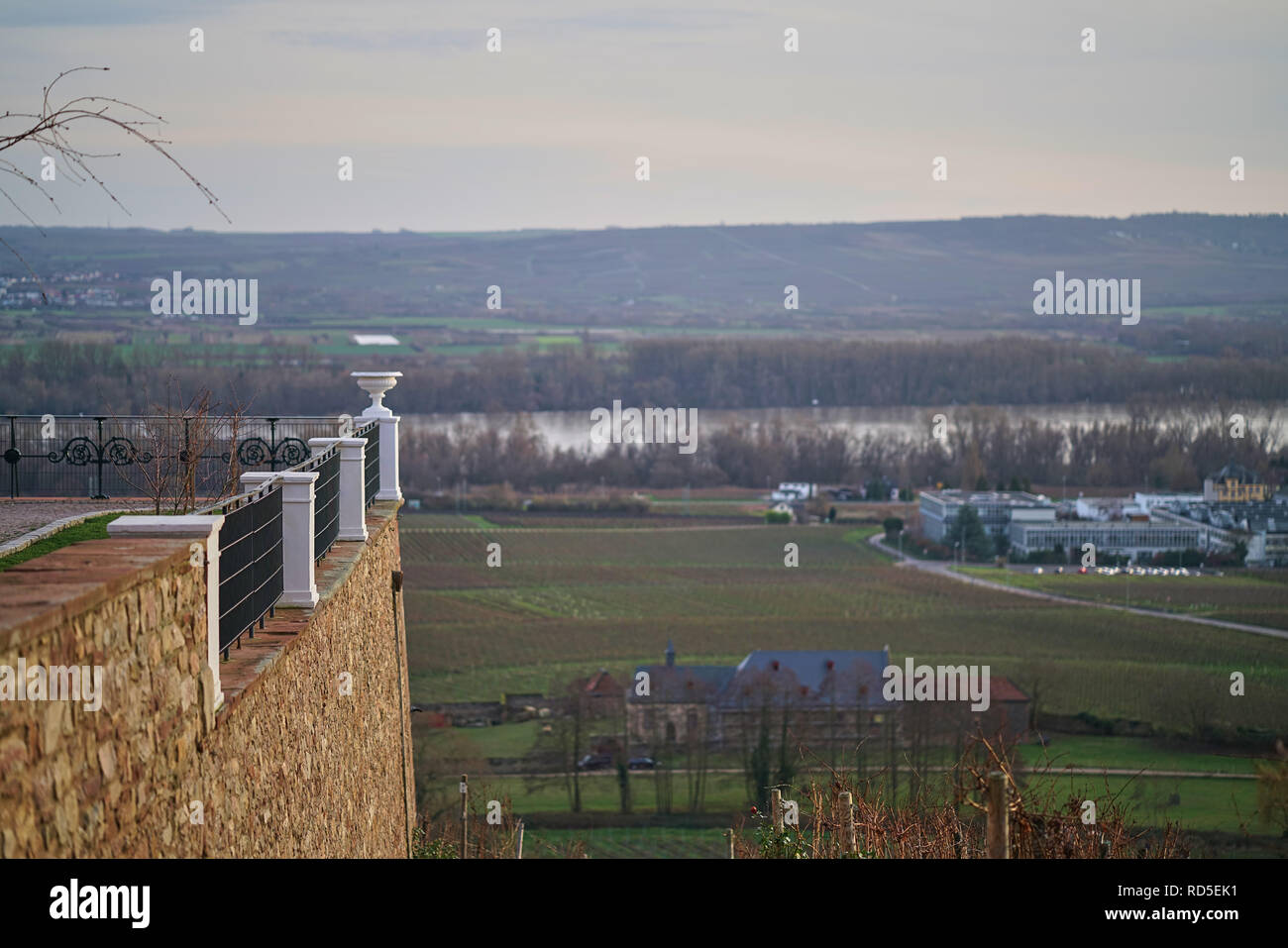 In eine weite Landschaft ragende Burgmauer Foto Stock