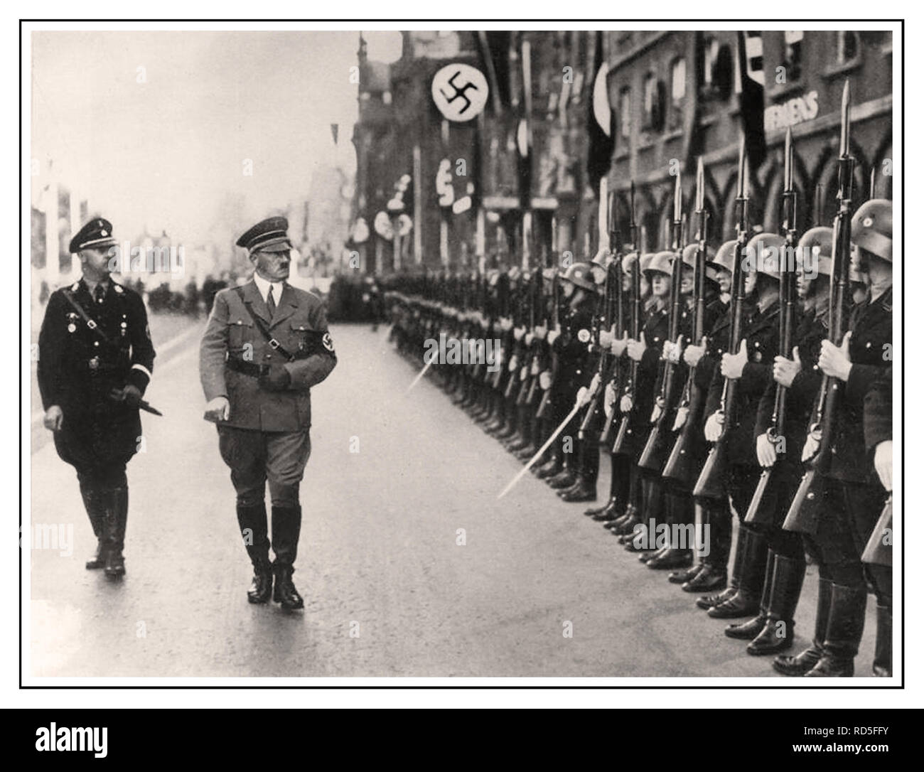 Leibstandarte sfilata HITLER HIMMLER 1st SS Panzer Division 'Leibstandarte SS Adolf Hitler', Short LSSAH Archivio 1939 Adolf Hitler e Heinrich Luitpold Himmler Reichsführer dello Schutzstaffel, ispezionano la sfilata cerimoniale della SS Panzer Division 1st 'Leibstandarte SS Adolf Hitler', 'LSSAH's Personal Adfielyely Hitler' Foto Stock
