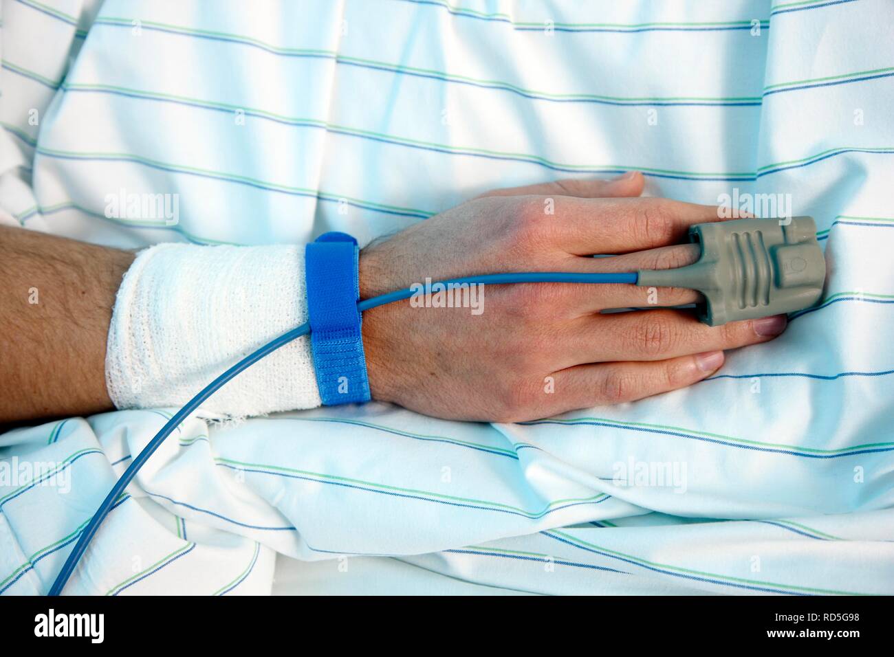 Paziente con monitoraggio automatico delle funzioni vitali, unità di cura intensiva, ospedale Foto Stock