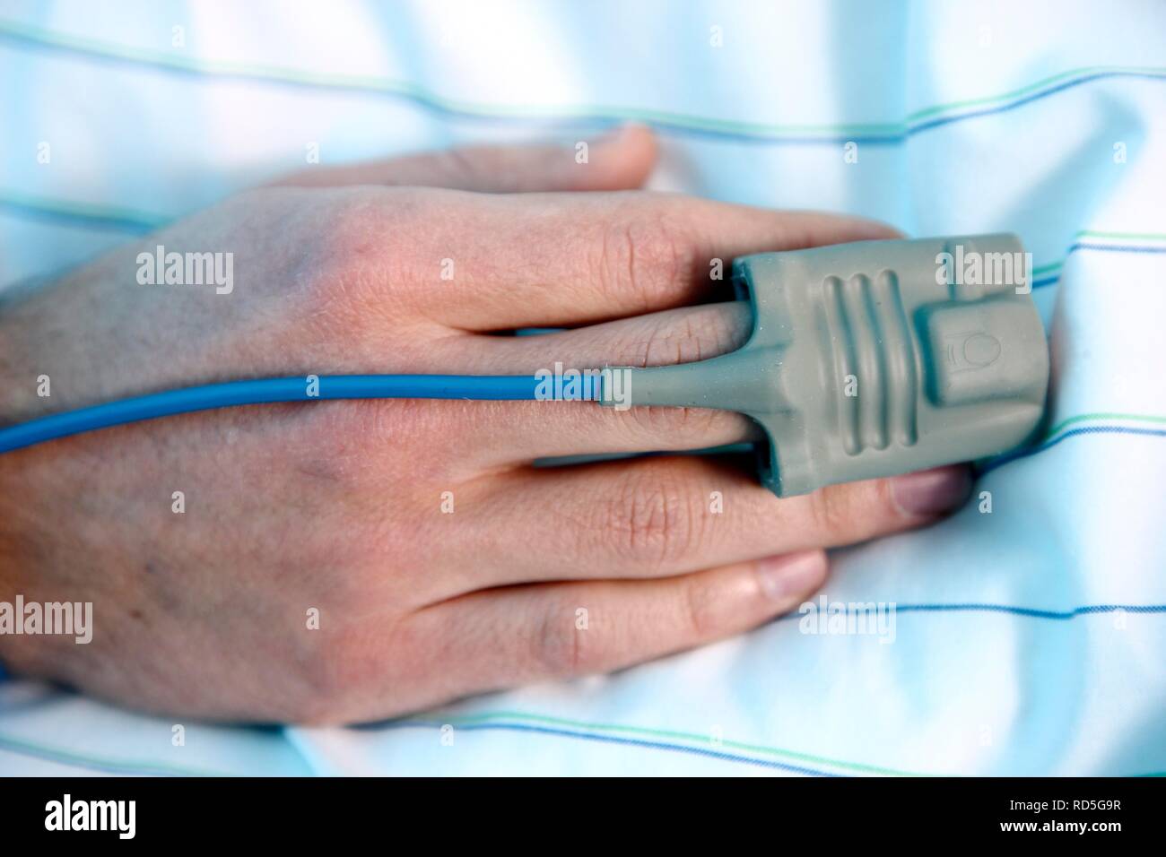Paziente con monitoraggio automatico delle funzioni vitali, unità di cura intensiva, ospedale Foto Stock