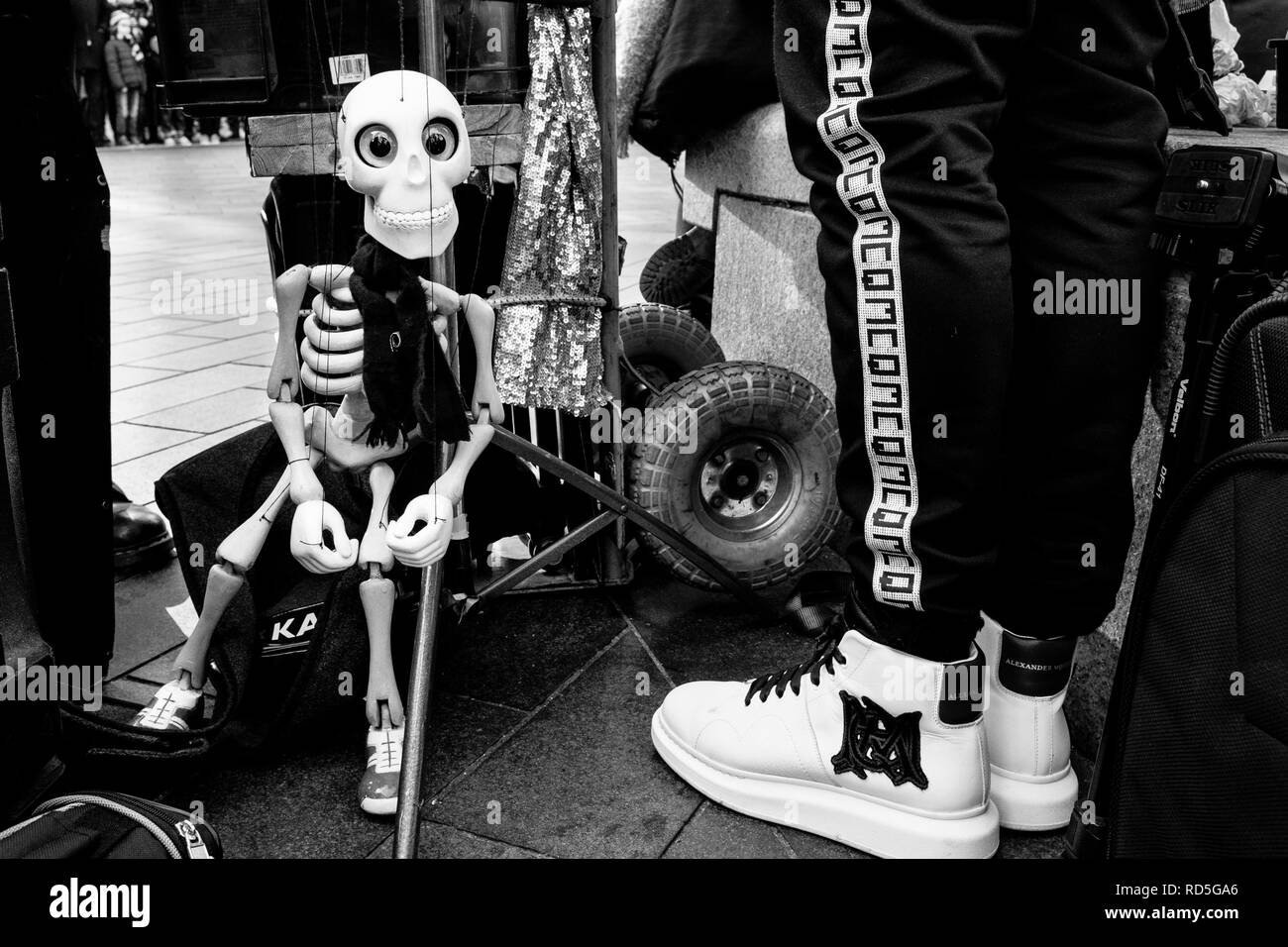 Londra in bianco e nero street photography; street intrattenitore si prepara per prestazioni, Leicester Square, London, Regno Unito Foto Stock