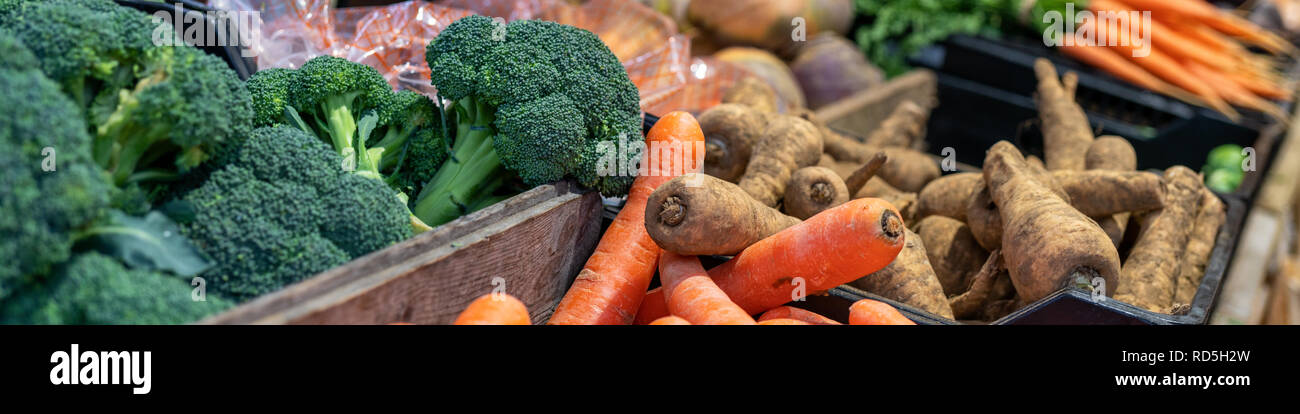 Vegatables fresco sul mercato - stallo sfondo panoramico Foto Stock
