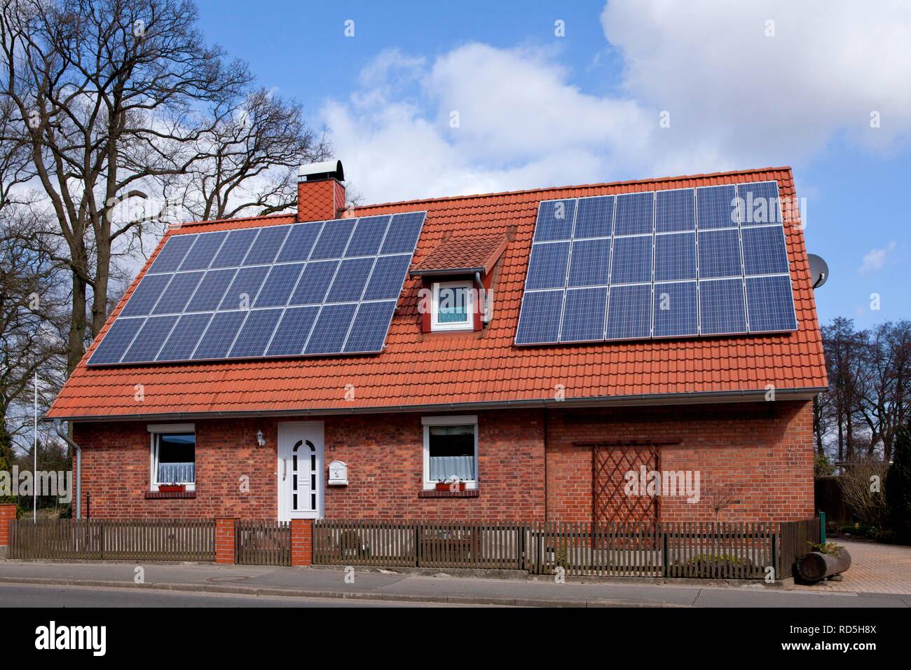 Foto-voltaico impianto sul tetto di una casa, Suedergellersen, Lueneburg, Bassa Sassonia Foto Stock