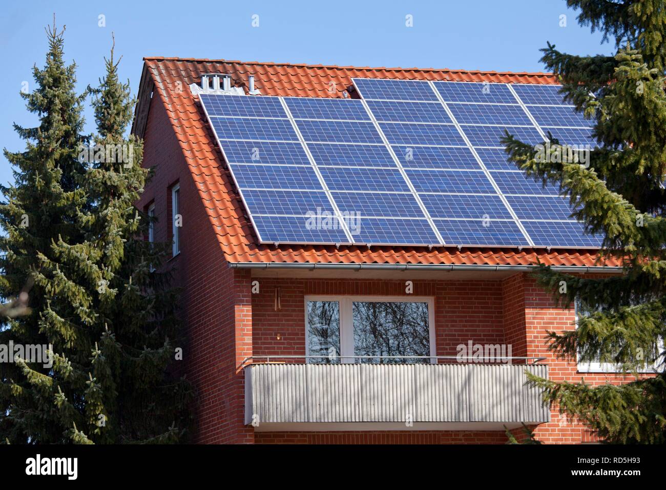 Foto-voltaico impianto sul tetto di una casa, Suedergellersen, Lueneburg, Bassa Sassonia Foto Stock
