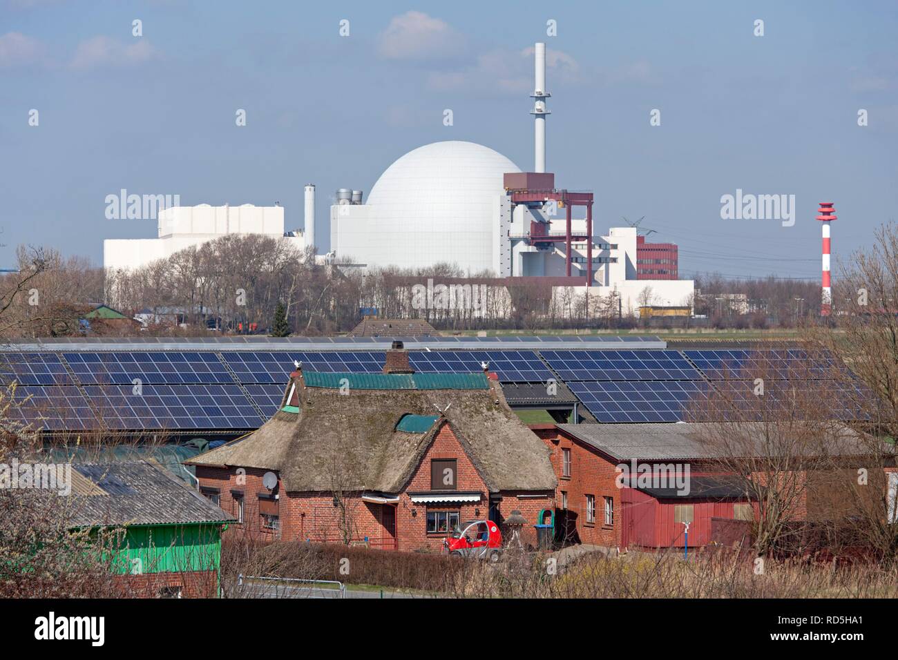 Brokdorf Centrale Nucleare e un foto-voltaico, sistema Schleswig-Holstein Foto Stock