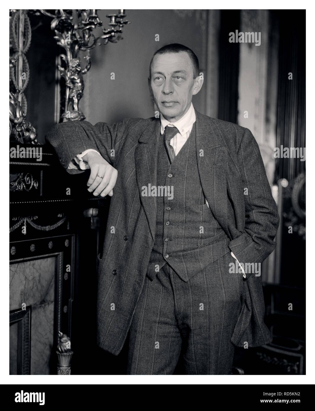 Rachmaninoff 1940 B&W ritratto del celebre compositore russo Sergej Rachmaninoff (1873-1943) Sergei Vasilyevich Rachmaninoff è stato un compositore russo, virtuoso pianista e direttore del tardo periodo romantico, di cui alcune opere sono tra i più popolari nel repertorio romantico. Nato in una famiglia di musicisti, Rachmaninoff un bambino prodigio ha preso il piano all'età di quattro. Foto Stock