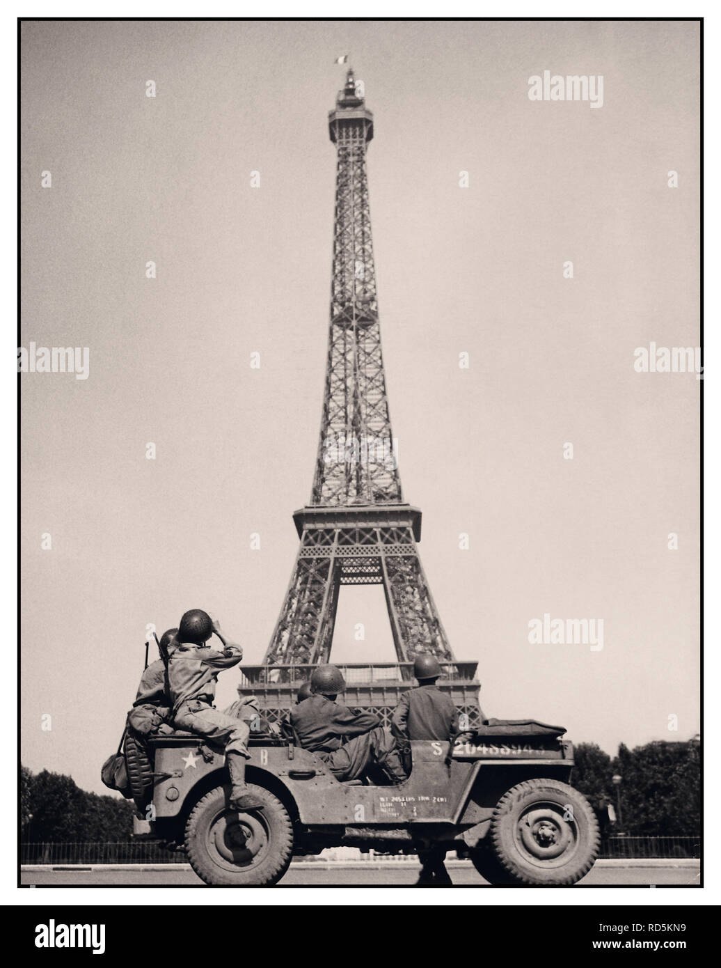 Seconda guerra mondiale liberazione di Parigi truppe americane sedute su una Jeep di Willy, scattando una foto della Torre Eiffel che sorvola la bandiera tricolore francese Parigi Francia 1945 seconda guerra mondiale Foto Stock
