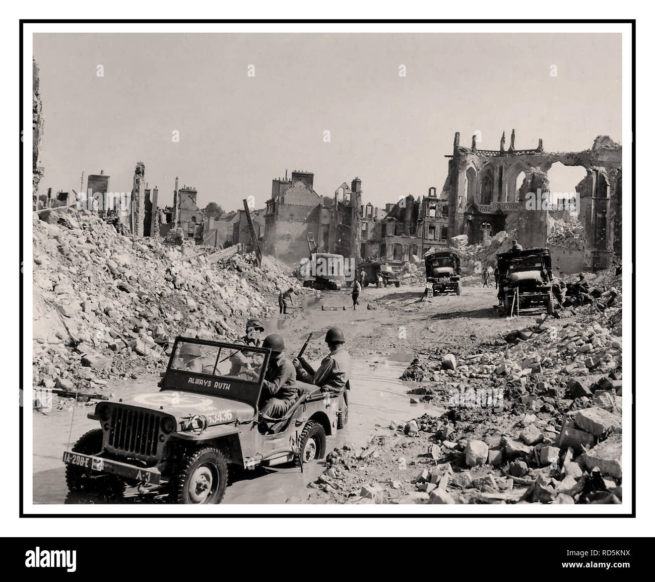 WW2 Francia settentrionale Giugno 1944 ingegneri Americani, Jeep in primo piano, iniziare a cancellare le macerie dopo aspri combattimenti in Valognes, Normandia Francia 1944. Foto Stock