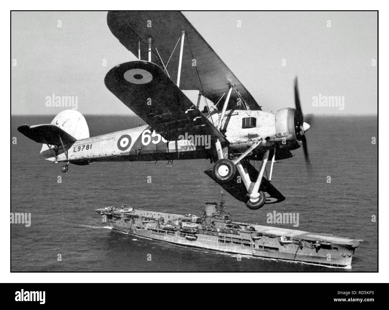 BISMARCK AFFONDANDO la seconda guerra mondiale il bombardiere siluro “Swordfish i” del 820° squadrone vola sopra la portaerei “Ark Royal” 1939. Il bombardiere siluro “Fairey Swordfish” del gruppo aereo “Ark Royal” entrò nella storia, attaccando con il siluro la corazzata tascabile tedesca Kriegsmarine Bismarck, in cui i timoni si bloccarono dopo un siluro colpito. Incapace di ritirarsi, la corazzata fu sopraffatta e infine affondata dall'affondamento in un'intensa battaglia di artiglieria contro le navi navali britanniche. Hitler non ordinò la resa. Foto Stock