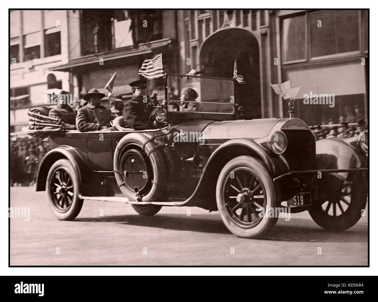 Febbraio 17, 1919 soldati feriti del 369 ride nella loro vittoria parade. Harlem inferno combattenti del 369 1918-1919 il 369 reggimento di fanteria fu il primo afro-americano di reggimento a combattere nella guerra mondiale I. Prima costituita il 2 giugno 1913 come xv New York reggimento di fanteria della New York Army National Guard, è stato rinominato in 369 nel 1918. Harlem Hellfighters il nero eroi del 369th… Foto Stock